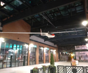 W galerii handlowej w Lesznie wylądował szybowiec