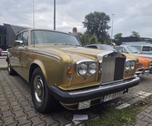 Motoryzacyjne legendy pod Torbydem. „Bydgoskie Klasyki Nocą” znów przyciągnęły tłumy