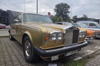 Motoryzacyjne legendy pod Torbydem. „Bydgoskie Klasyki Nocą” znów przyciągnęły tłumy