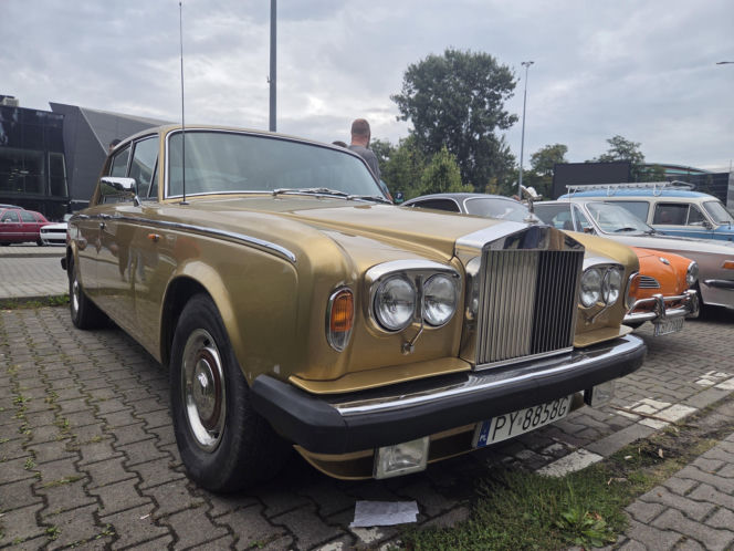 Motoryzacyjne legendy pod Torbydem. „Bydgoskie Klasyki Nocą” znów przyciągnęły tłumy
