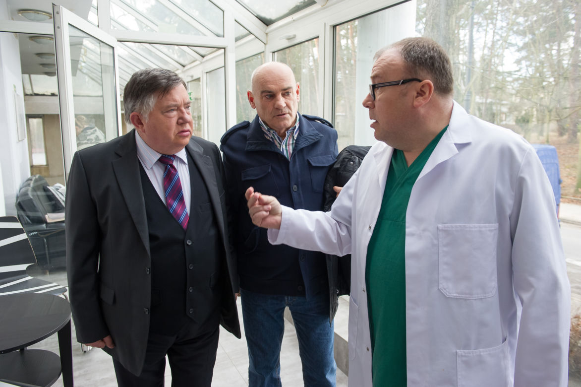 Na Wspólnej odcinek 2265. Włodek Zięba (Mieczysław Hryniewicz), Roman Hoffer (Waldemar Obłoza), lekarz (Bogdan Kalus)