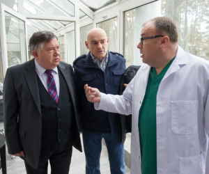 Na Wspólnej odcinek 2265. Włodek Zięba (Mieczysław Hryniewicz), Roman Hoffer (Waldemar Obłoza), lekarz (Bogdan Kalus)