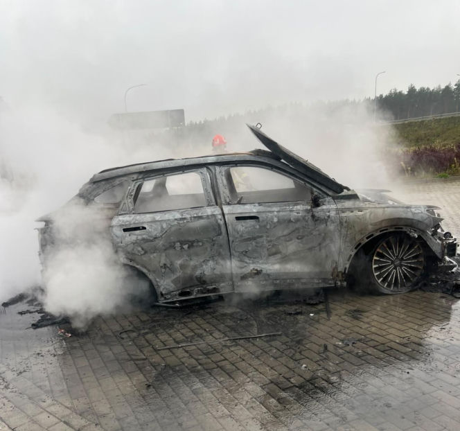 Samochód  stanął w płomieniach