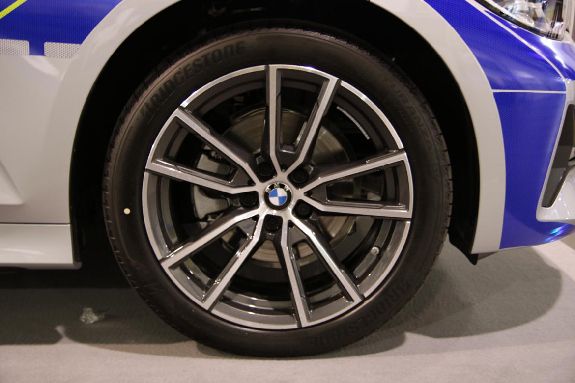 Policyjne radiowozy NA BOGATO! Nowe, oznakowane BMW robi wrażenie