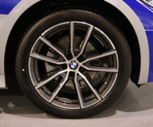 Policyjne radiowozy NA BOGATO! Nowe, oznakowane BMW robi wrażenie