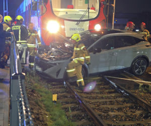 Nie obchodził go znak STOP. Nissanem wjechał wprost pod pociąg WKD