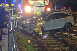 Nie obchodził go znak STOP. Nissanem wjechał wprost pod pociąg WKD
