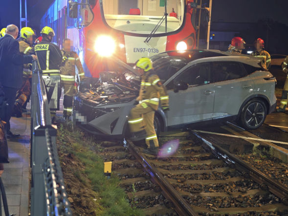 Nie obchodził go znak STOP. Nissanem wjechał wprost pod pociąg WKD