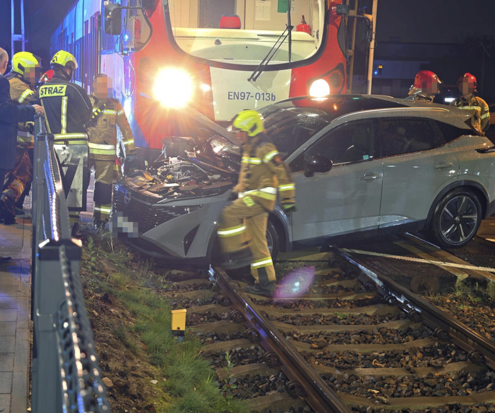 Nissanem pod pociąg WKD. Zignorował znak STOP na przejeździe pod Warszawą