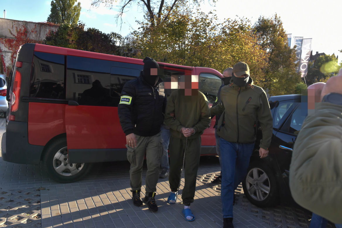 Doprowadzenie podejrzanego o mordestwo