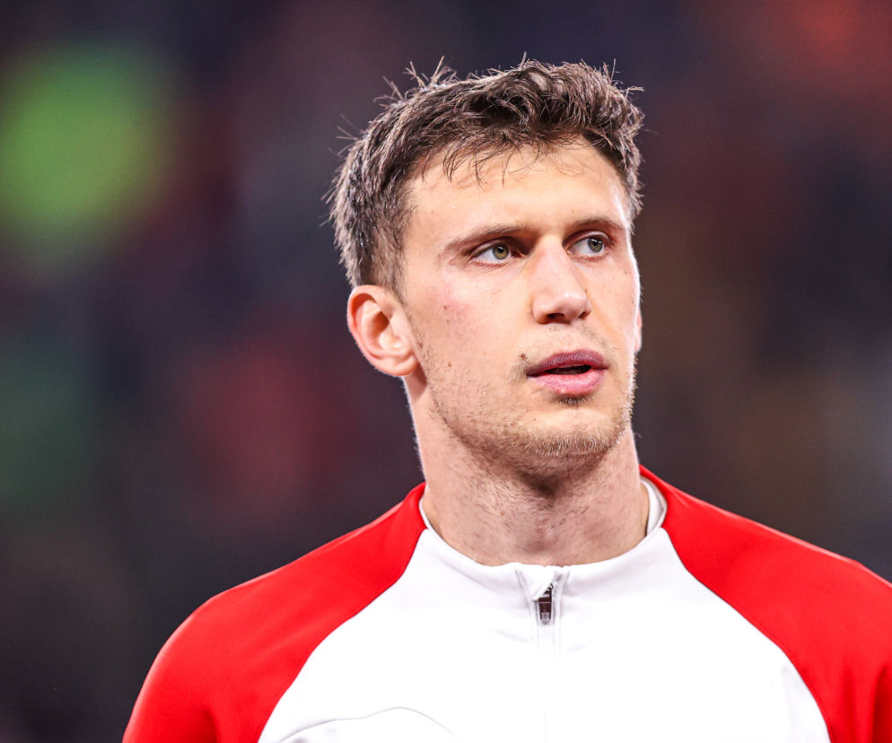 Piłkarz Krystian Bielik w biało-czerwonej bluzie. O szczegółach śledztwa policji w jego sprawie przeczytasz na SE Supersport.