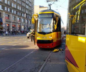 Warszawa zablokowana! Czołowe zderzenie tramwajów na skrzyżowaniu Solidarności i Jana Pawła przy kinie Femina