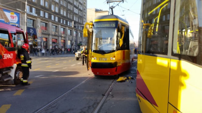 Warszawa zablokowana! Czołowe zderzenie tramwajów na skrzyżowaniu Solidarności i Jana Pawła przy kinie Femina
