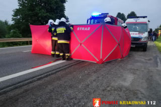 Tragiczny wypadek na trasie Kraków-Olkusz. Ciężarówka śmiertelnie potrąciła pieszego
