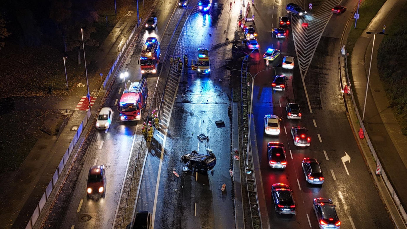 Auto rosyjskiej ambasady dachowało w Warszawie! Odłamki uszkodziły inne pojazdy