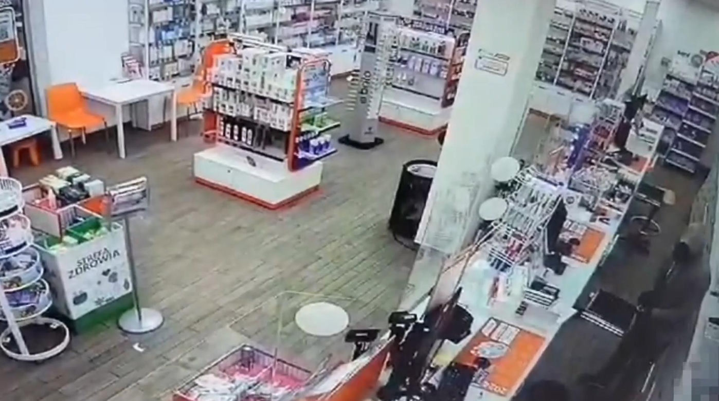 Zamaskowany bandyta napada na apteki. W ręku ma skalpel