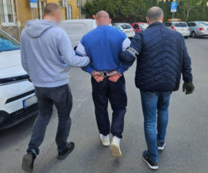 Scena jak z filmu Patryka Vegi! Romeo z Radomia w kajdankach, ukochana pożegnała go z balkonu