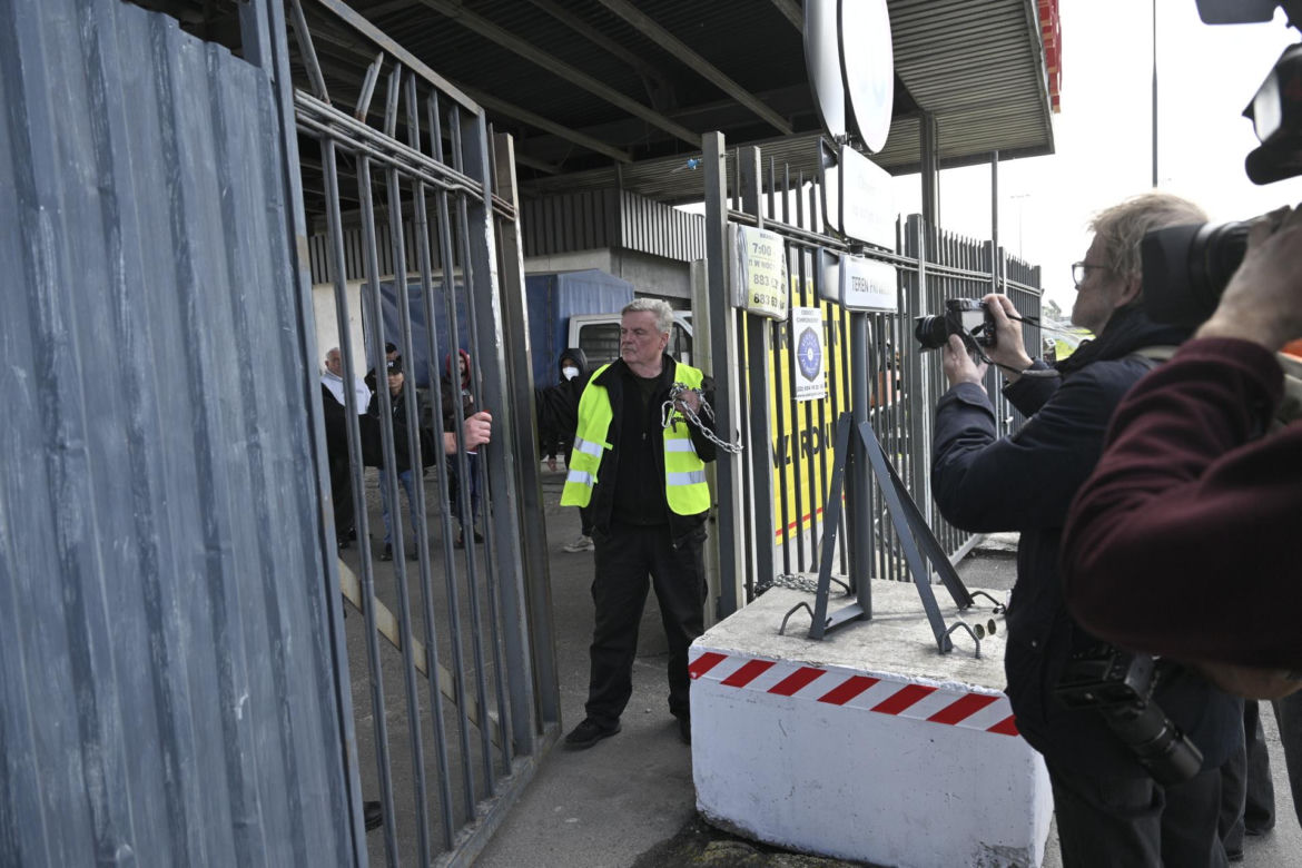 Komornicy na Modlińskiej. Nerwowe starcie przy hali na Białołęce. Ostry konflikt kupców z zarządcą hali