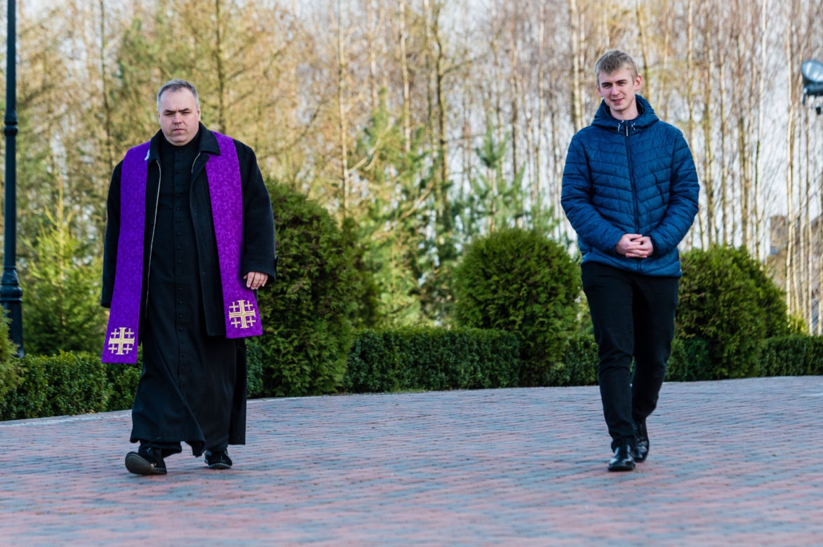 Ksiądz spowiada, spacerując [ZOBACZ ZDJĘCIA]