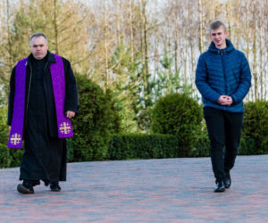 Ksiądz spowiada, spacerując [ZOBACZ ZDJĘCIA]