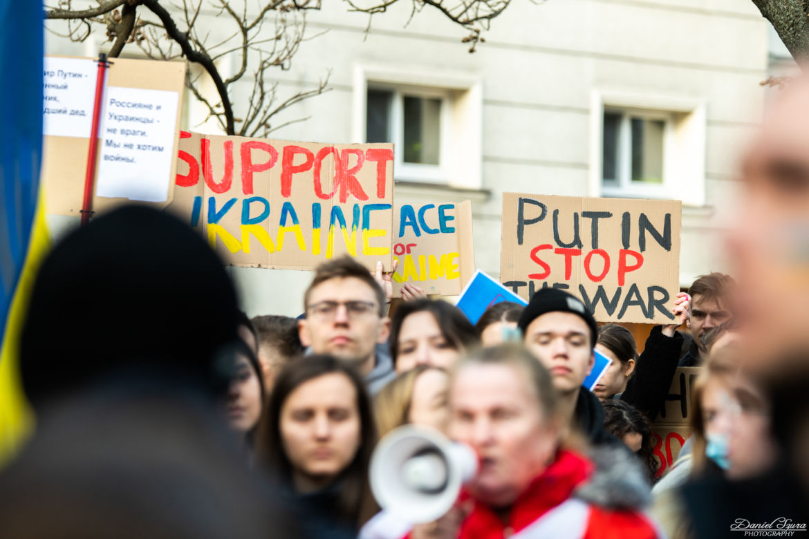  Kraków solidarny z Ukrainą. Setki osób przyszło na manifestację [ZDJĘCIA]
