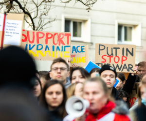  Kraków solidarny z Ukrainą. Setki osób przyszło na manifestację [ZDJĘCIA]