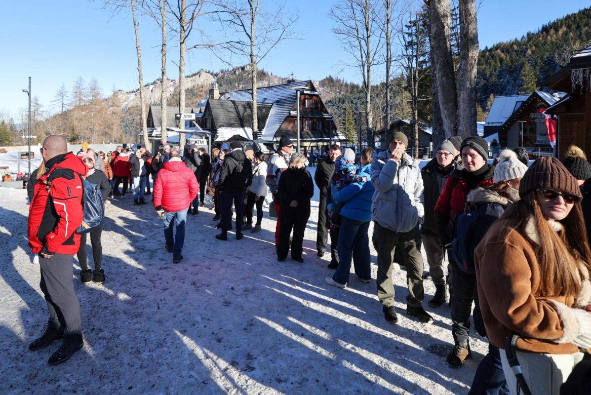 Fatalne warunki w Tatrach. Jest mroźno, ślisko, a szlaki są zasypane śniegiem. TPN ostrzega turystów