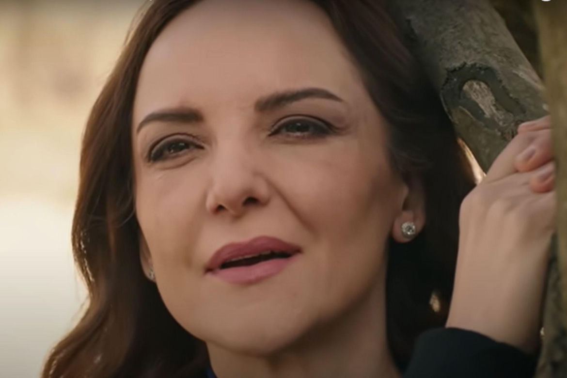 Songul z uśmiechem będzie się przyglądała, jak chatka staje w płomieniach 