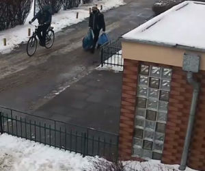 ŁÓDŹ. Grasują po klatkach i kradną co popadnie. Policja szuka tych mężczyzn! 