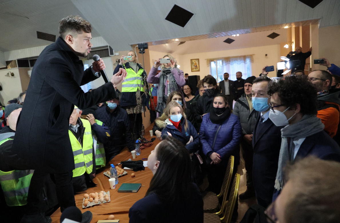 Awantura o lokalizację CPK. Mieszkańcy przyszli z kupą gnoju i jajkami 