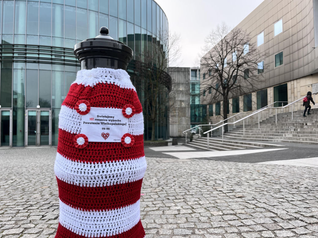 ubranka z włóczki na hydranty