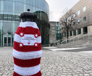 ubranka z włóczki na hydranty