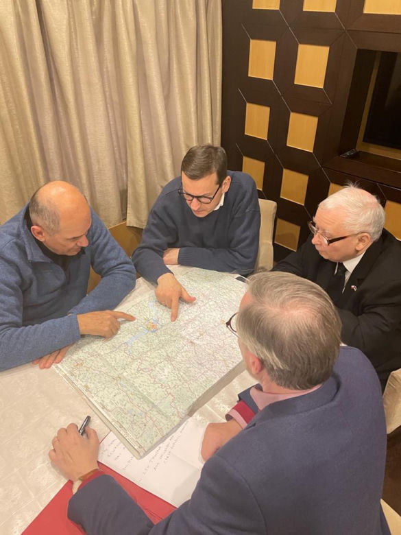 Mateusz Morawiecki i Jarosław Kaczyński w drodze do Kijowa