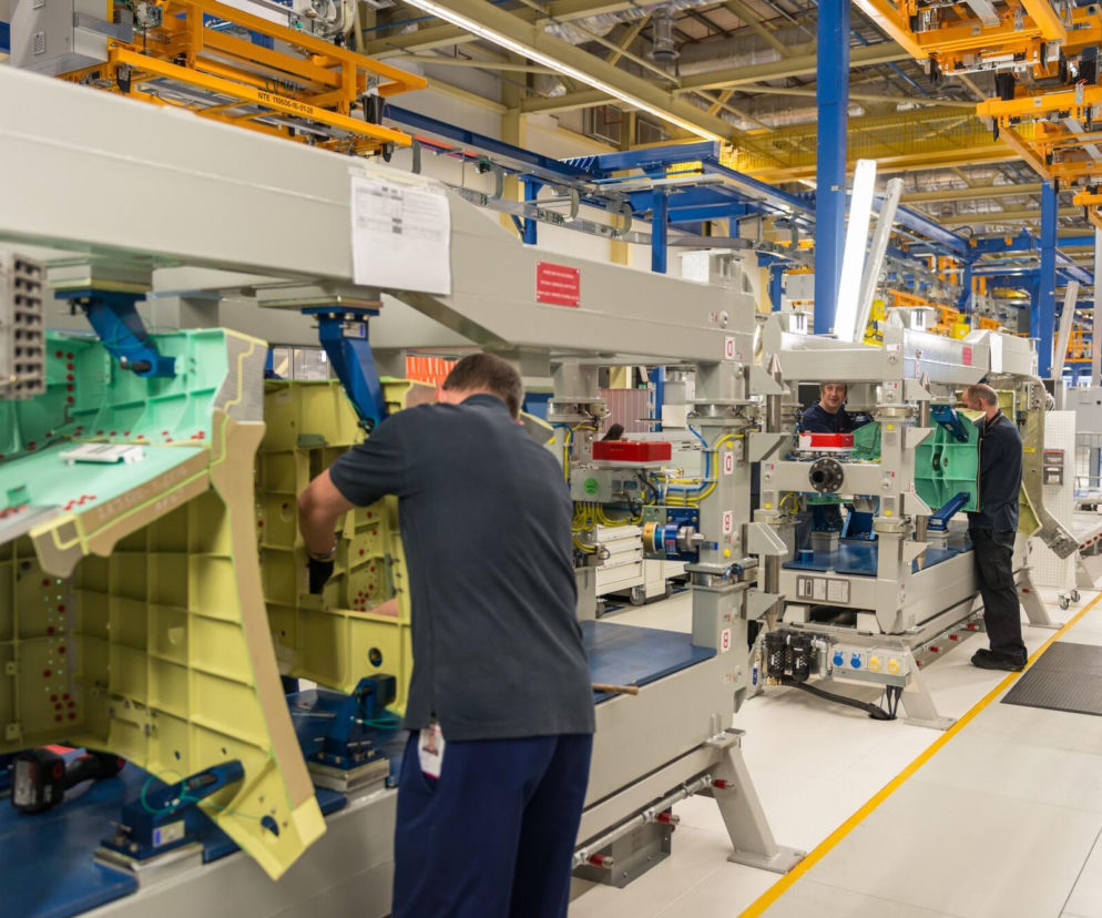 Pracownicy fabryki montujący kadłub samolotu F-35. O rekordowych zyskach BAE Systems przeczytasz na SE Portal Obronny.