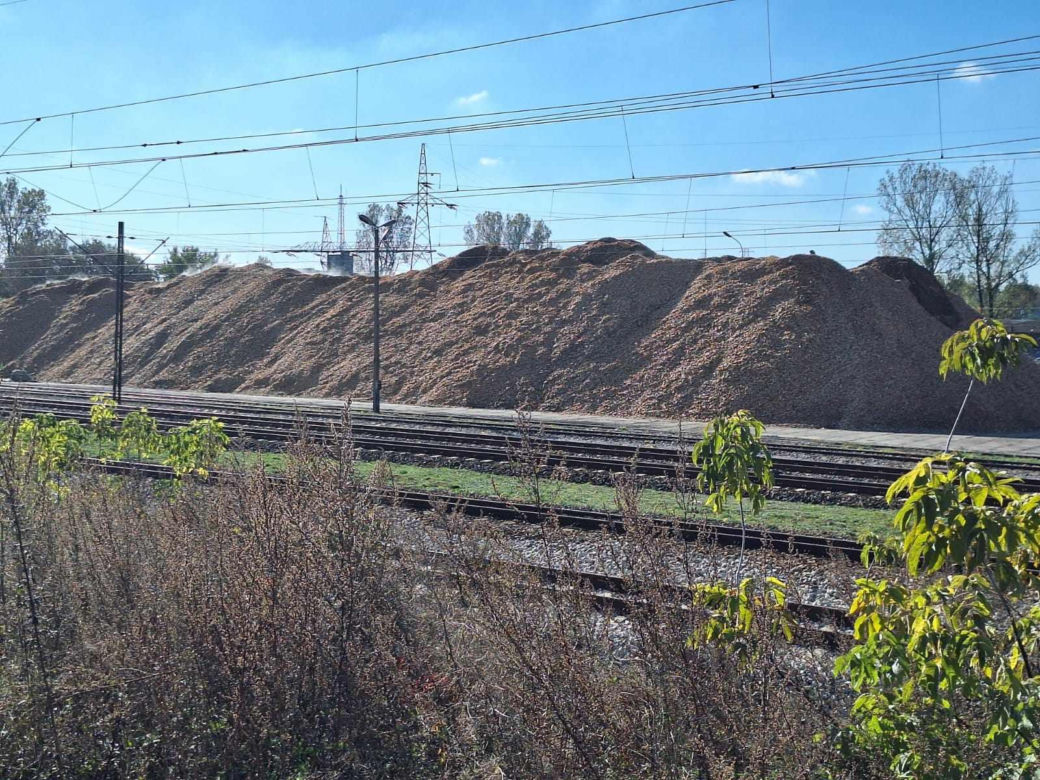 Olbrzymia hałda trocin na kolejowej bocznicy w Starachowicach. Protest mieszkańców 