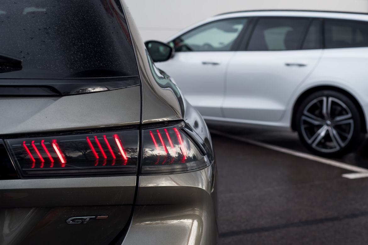 Volvo V60 T8 Twin Engine AWD R-Design AT8 vs. Peugeot 508 SW GT 2.0 BlueHDI 177 KM AT8