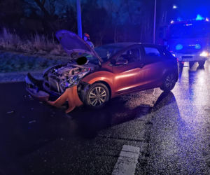 Groźny wypadek na ul. Nowotoruńskiej w Bydgoszczy. Jedna osoba trafiła do szpitala! [ZDJĘCIA]
