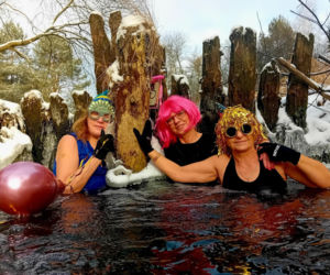 Kolorowe pożegnanie roku w lodowatej wodzie. Morsowy Sylwester 2025/2026 z grupą „Mors Może Więcej”