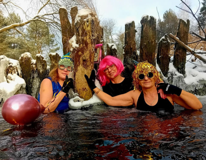 Kolorowe pożegnanie roku w lodowatej wodzie. Morsowy Sylwester 2025/2026 z grupą „Mors Może Więcej”