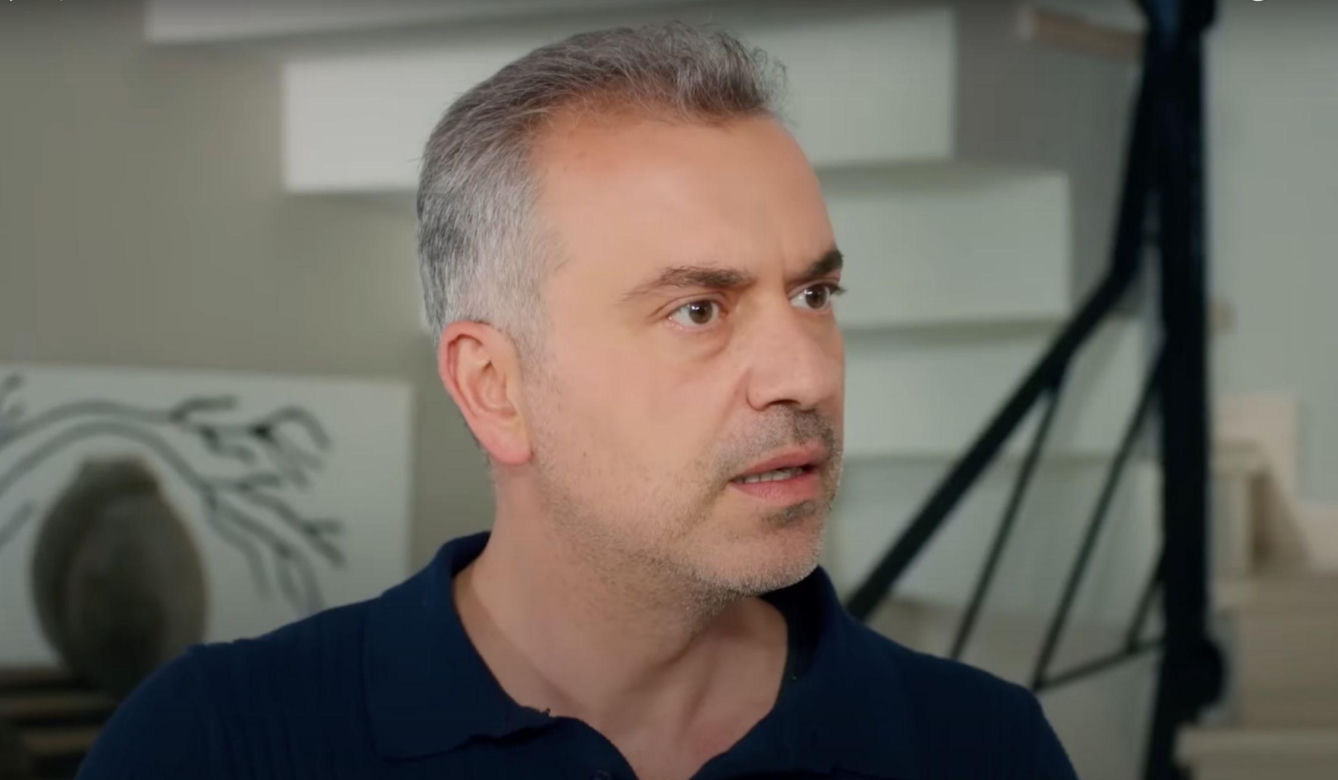 Policja znajduje ciało porywacza Ragipa i przychodzi po Melis. Ta chwyta za broń! Szybko okazuje się jednak, że to tylko zły sen Feraye.