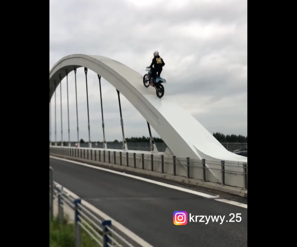 Szok! Wjechał motocyklem na konstrukcje mostu. Sceny jak z filmu! 
