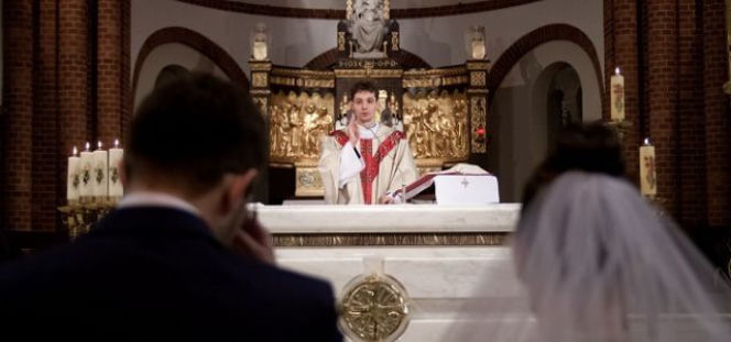 Zakazane piosenki w kościołach. Tego nie usłyszysz na swoim ślubie. LISTA 