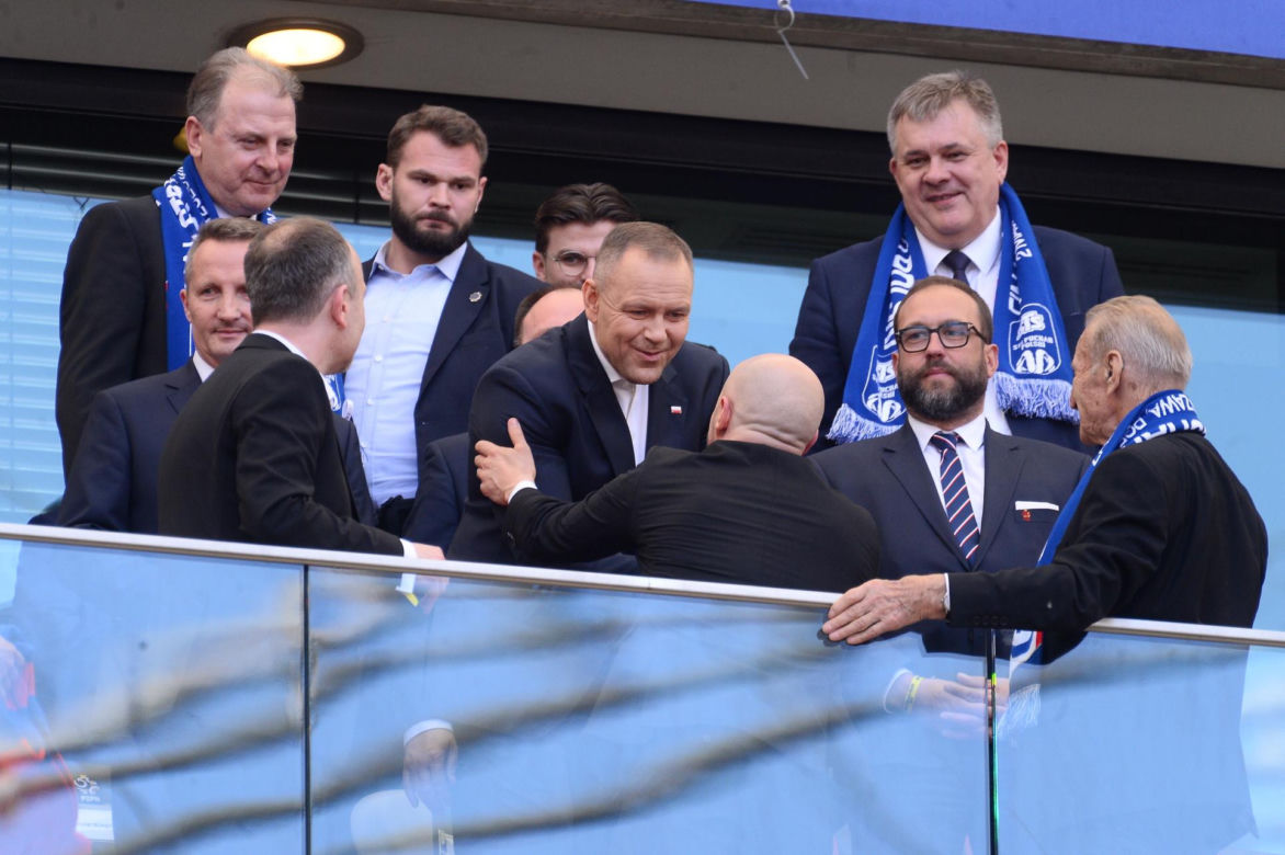 Karol Nawrocki wśród kibiców. Tak wyglądał na meczu
