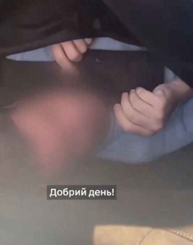 Ksiądz ukrył mężczyznę pod sutanną