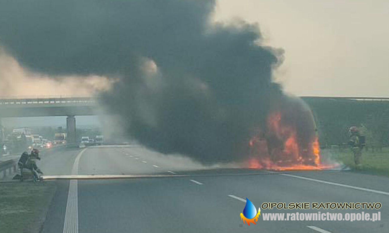 Autostrada A4 zablokowana. Pali się bus