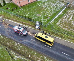 18-letni kierowca bmw walczy o życie po zderzeniu z autobusem. Do szpitala zabrał go śmigłowiec LPR