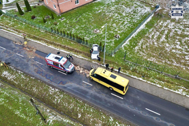 18-letni kierowca bmw walczy o życie po zderzeniu z autobusem. Do szpitala zabrał go śmigłowiec LPR