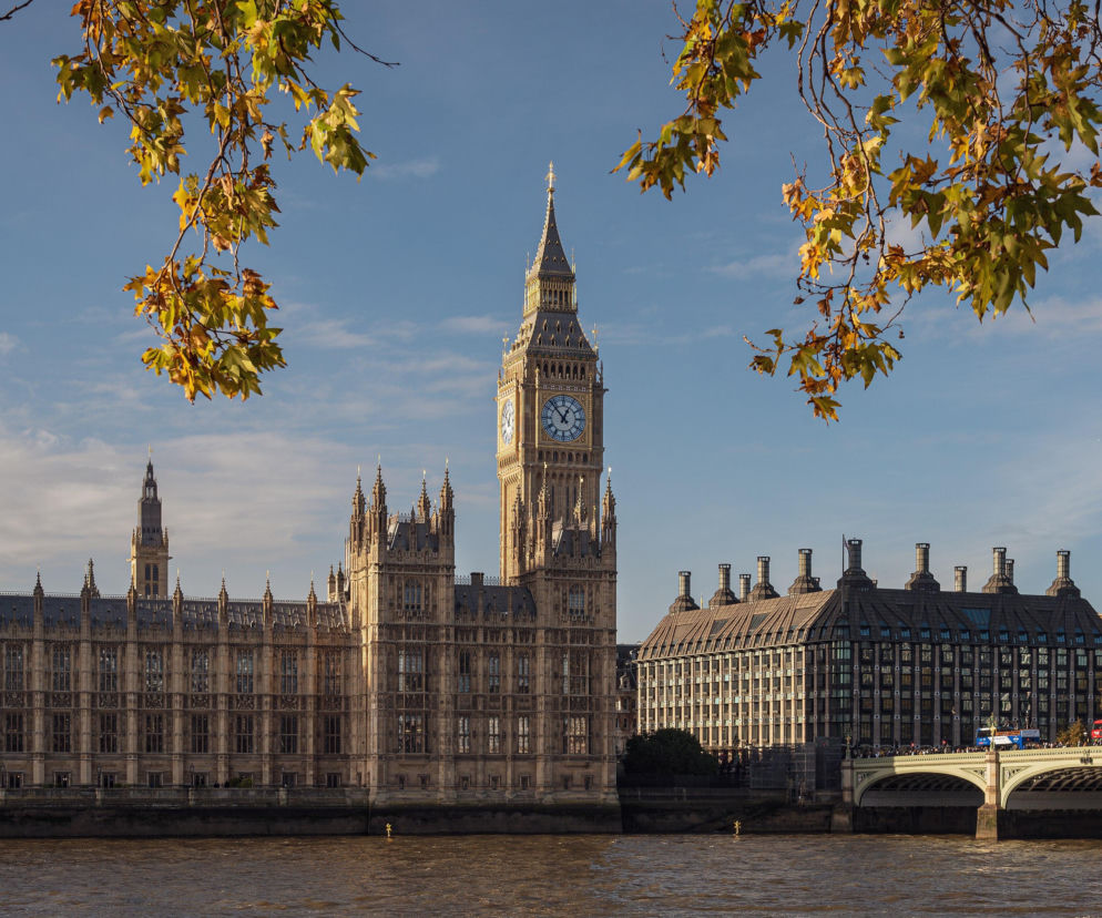Widok na neogotycki Pałac Westminster z wieżą Elizabeth Tower nad Tamizą. O historii budowli przeczytasz na Architektura.