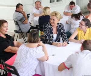 Spotkanie Pierwszej Damy z uczestnikami oraz kadrą Warsztatu Terapii Zajęciowej Caritas Diecezji Drohiczyńskiej w Bielsku Podlaskim