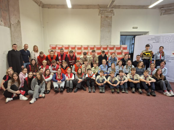 Grupa Skautów Europy i wolontariuszy Caritas z diecezji koszalińsko-kołobrzeskiej w ramach Paczki na Kresy w grudniu 2025 roku w klasztorze franciszkanów w Wilnie
